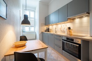 Kühlschrank, Ofen, Geschirrspüler, Wasserkocher mit Kaffee-/Teezubehör