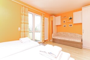 Une pièce avec un lit, un canapé et un radiateur.
