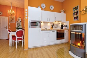 Kylskåp, mikrovågsugn, ugn och diskmaskin