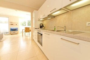 Kylskåp, ugn, diskmaskin och kaffe- och tebryggare