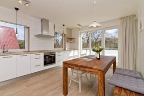 冷蔵庫、オーブン、コーヒー / ティーメーカー、電気ポット