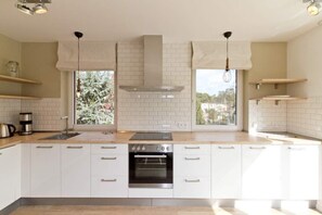 Kühlschrank, Ofen, Wasserkocher mit Kaffee-/Teezubehör, Wasserkocher