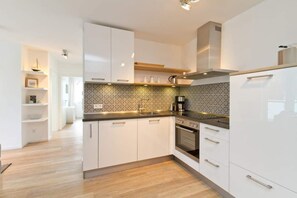 Kühlschrank, Ofen, Geschirrspüler, Wasserkocher mit Kaffee-/Teezubehör