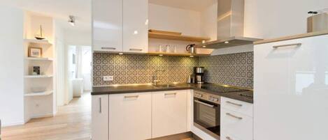 Refrigerador, horno, lavavajillas y cafetera y tetera