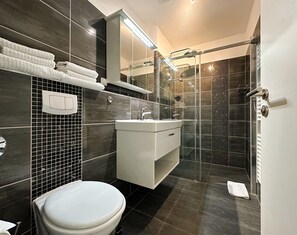 Een douche, een haardroger, handdoeken