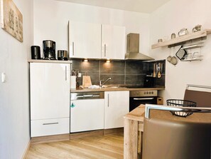 Een koelkast, een oven, een vaatwasser, een koffiezetapparaat/waterkoker
