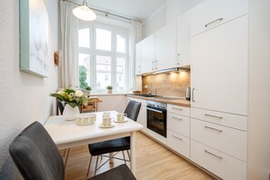 Kühlschrank, Ofen, Geschirrspüler, Wasserkocher mit Kaffee-/Teezubehör