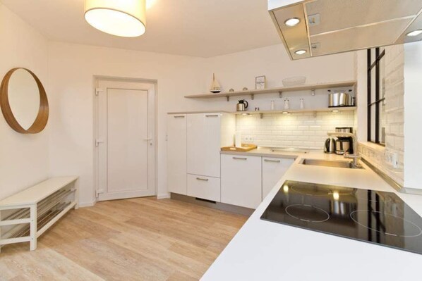 Kühlschrank, Ofen, Geschirrspüler, Wasserkocher mit Kaffee-/Teezubehör