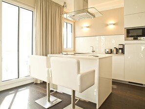 Kühlschrank, Mikrowelle, Ofen, Geschirrspüler