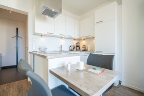 Frigorífic, forn, rentaplats i cafetera i tetera 