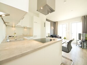 Kühlschrank, Ofen, Geschirrspüler, Wasserkocher mit Kaffee-/Teezubehör