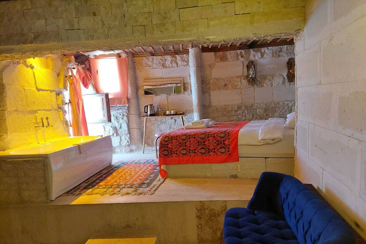 Deluxe Room | Desk, laptop workspace, iron/ironing board (on request), WiFi (free)
