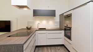 Eine moderne Küche mit Einbauherd, Backofen und Mikrowelle.