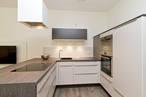 Kühlschrank, Mikrowelle, Ofen, Geschirrspüler