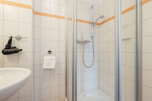 Een douche, een haardroger, handdoeken