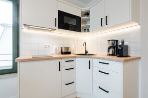 Kühlschrank, Mikrowelle, Wasserkocher mit Kaffee-/Teezubehör