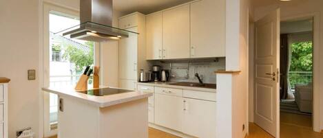 Fridge, oven, dishwasher, coffee/tea maker