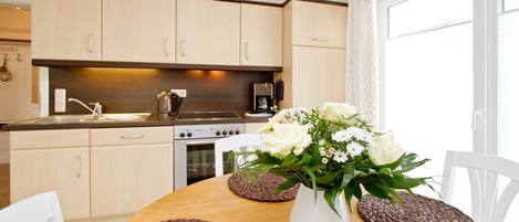 Fridge, oven, dishwasher, coffee/tea maker