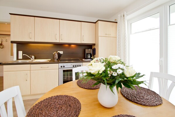 Køleskab, ovn, opvaskemaskine, kaffe-/temaskine