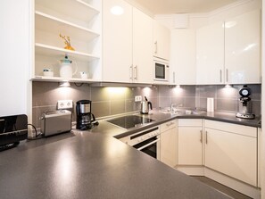 Kühlschrank, Mikrowelle, Ofen, Geschirrspüler