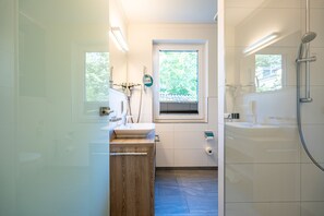Shower, hair dryer, towels - Villa Limora, App. 02 (Heringsdorf)