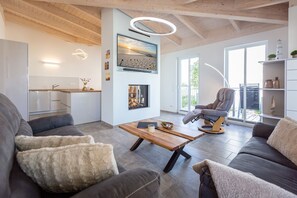 TV, fireplace