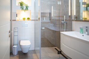 Een douche, een haardroger, handdoeken