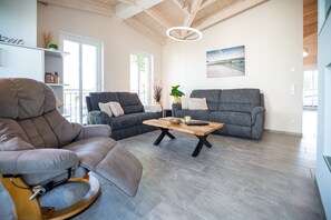 Televisión y chimenea 