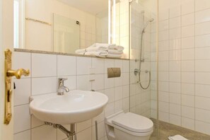 Douche, sèche-cheveux, serviettes fournies