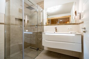 Een douche, een haardroger, handdoeken