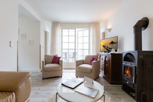 TV, fireplace