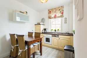Fridge, oven, dishwasher, coffee/tea maker