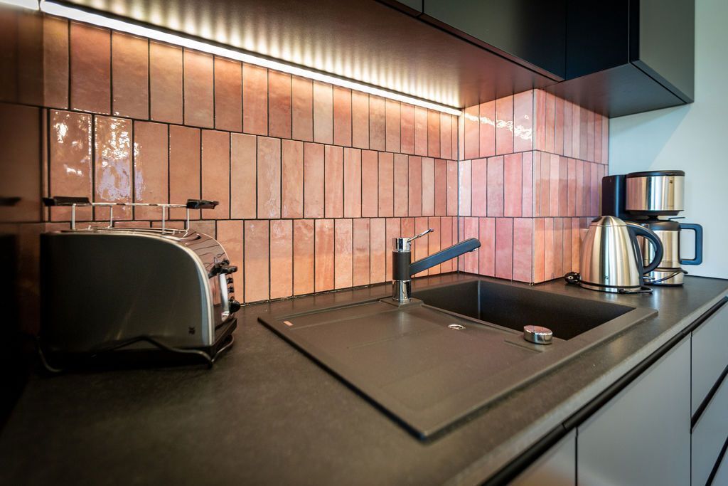 Réfrigérateur, four, lave-vaisselle, cafetière/bouilloire