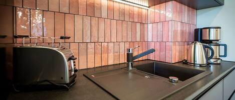 Réfrigérateur, four, lave-vaisselle, cafetière/bouilloire