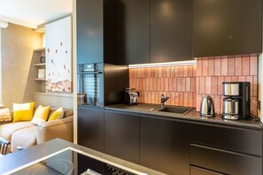 Kühlschrank, Ofen, Geschirrspüler, Wasserkocher mit Kaffee-/Teezubehör