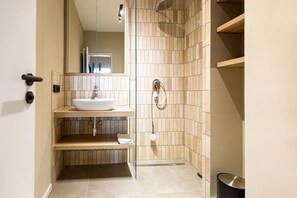 Een douche, handdoeken