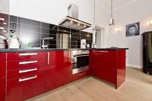 Kühlschrank, Ofen, Geschirrspüler, Wasserkocher mit Kaffee-/Teezubehör