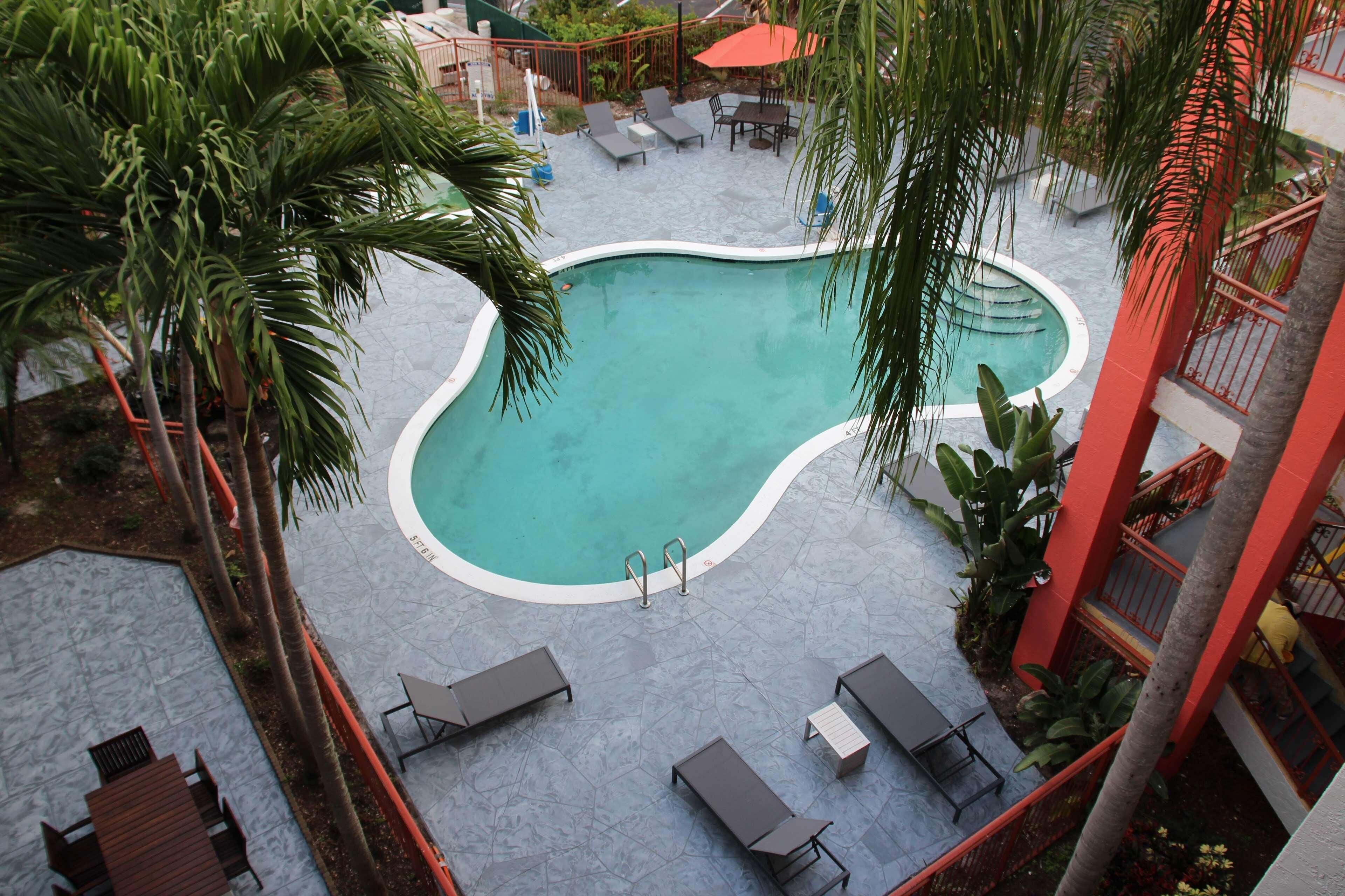 室内游泳池，室外游泳池