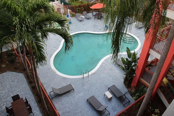 สระว่ายน้ำในร่ม, สระว่ายน้ำกลางแจ้ง