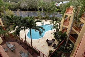 Una piscina cubierta, una piscina al aire libre