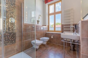 Dusche, Haartrockner, Handtücher