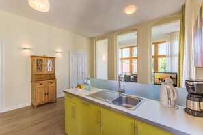 Kühlschrank, Ofen, Geschirrspüler, Wasserkocher mit Kaffee-/Teezubehör