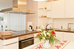 Køleskab, ovn, opvaskemaskine, kaffe-/temaskine