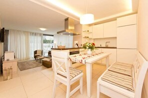 Køleskab, ovn, opvaskemaskine, kaffe-/temaskine