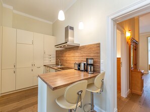 Kühlschrank, Ofen, Geschirrspüler, Wasserkocher mit Kaffee-/Teezubehör