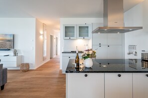 Kühlschrank, Ofen, Geschirrspüler, Wasserkocher mit Kaffee-/Teezubehör