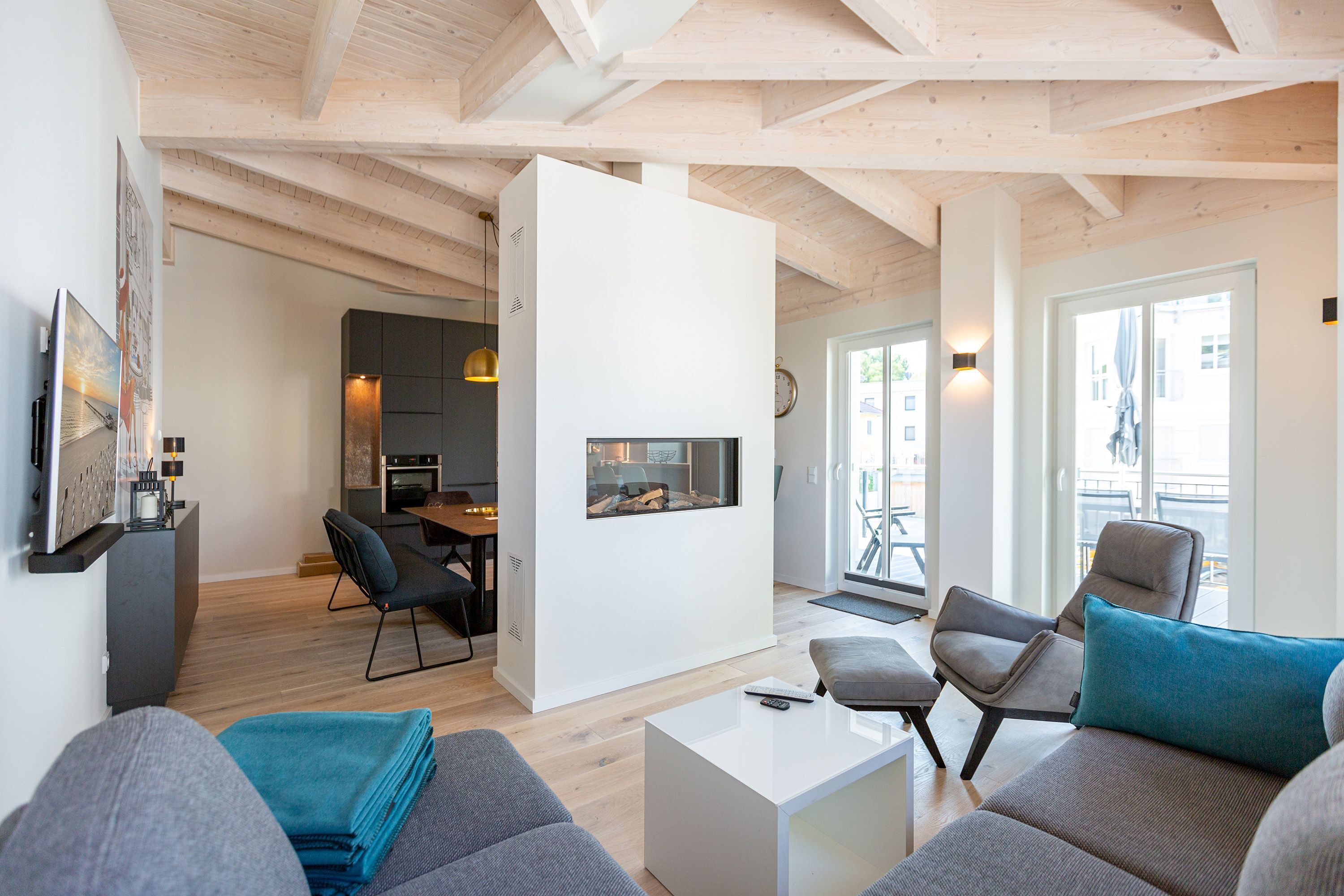 Televisión y chimenea 