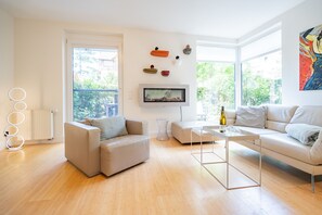 TV, fireplace