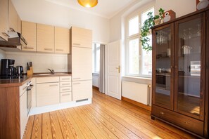 Kjøleskap, ovn, oppvaskmaskin og kaffetrakter/tekoker