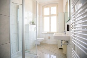Douche, sèche-cheveux, serviettes fournies